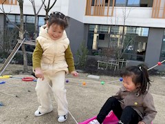 小山坡上欢乐多