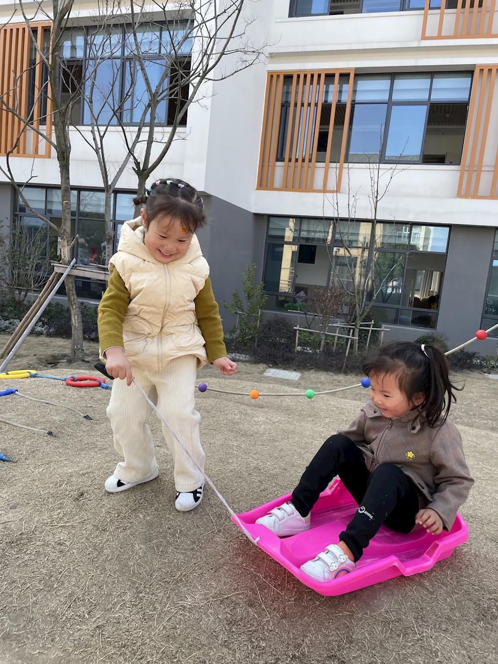 小山坡上欢乐多